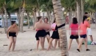 女遊客「上空」海灘玩沙嬉戲 遭官方盯上下場慘了