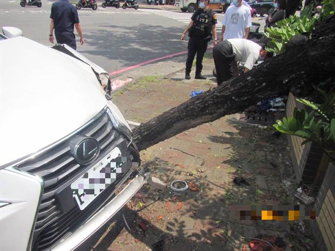 高雄市楠梓區一輛汽車因閃避對向來車，先撞上在待轉區的兩輛汽車，再衝撞至人行道上的路樹後才停止。（翻攝照片／林瑞益高雄傳真）