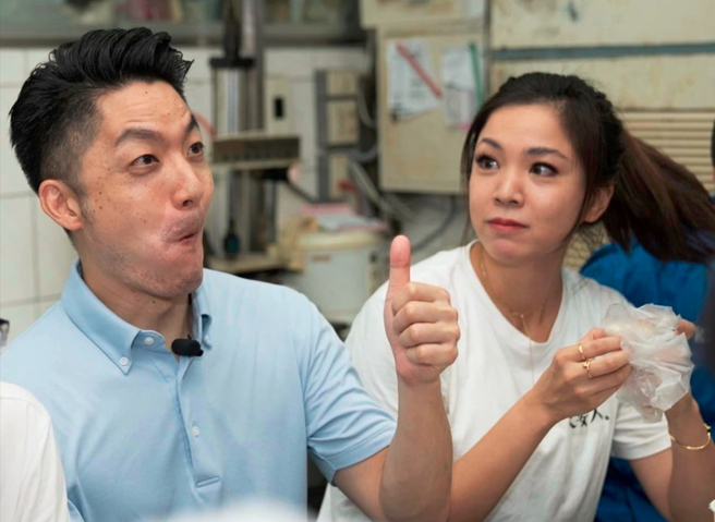 锺沛君(右)跟蒋万安(左)一起吃永和豆浆，坚持自己吃、自己拍。（图／取自锺沛君脸书）