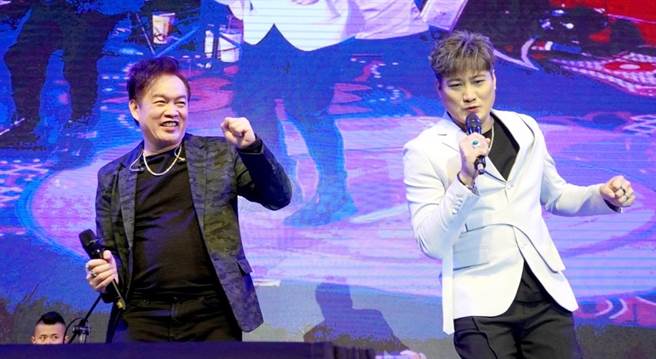 楊哲日前（右）開唱，康康到場助陣力挺。（豪記唱片提供）