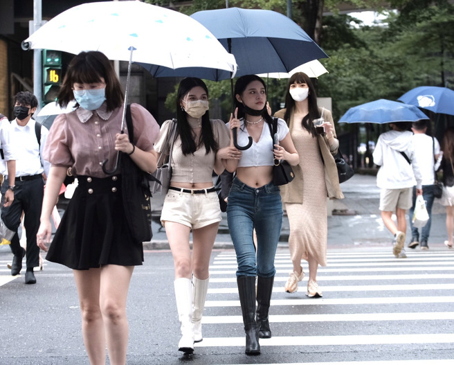 南玛都颱风持续北上，往日本九州方向接近，带动台湾附近风场转为东北风，周六至下周一迎风面北部偶有阵雨。(资料照)