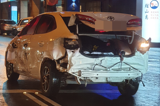 網友在宜蘭驚見一輛外觀嚴重毀損的白色轎車行駛在道路上。(翻攝臉書宜蘭知識+)