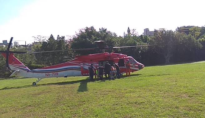 法官陈伯均遗体运抵至东势河滨公园。(台中市消防局提供)