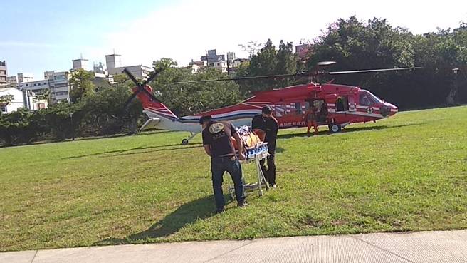 法官陈伯均遗体运抵至东势河滨公园。(台中市消防局提供)