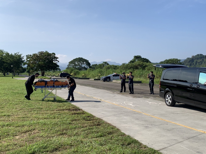 法官陈伯均遗体运抵至东势河滨公园。(台中市消防局提供)