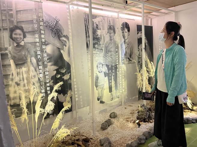 民眾参观「女子当自强」特展，感受刚柔并济的眷村女子韧性之美。（台中市港区艺术中心提供）