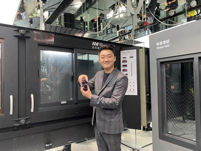 上田铝业第三代接班人吴律谦展表示，一扇窗不该只是遮风挡雨、抗噪净音的功能，「全新世代风光Ai窗」适应极地气候，更具节能功效。（冯惠宜摄）