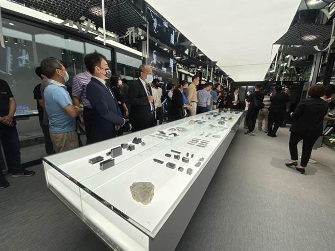 上田铝业最近进驻台中七期老虎城购物中心，正式发表「全新世代风光Ai窗」。（冯惠宜摄）