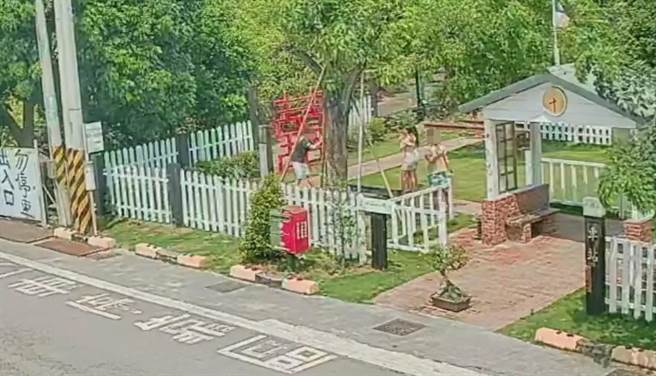 2名20几岁的女子到牛稠子车站公园裸拍，到案称「就是为了跟网友分享」。（读者提供／曹婷婷台南传真）