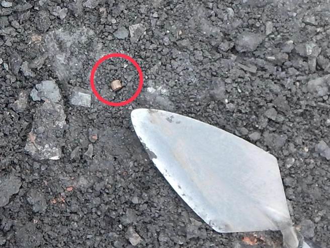 花莲县秀林乡崇德考古遗址出土的千年歷史的红色玻璃珠，10月将送至美国芝加哥菲尔德自然史博物馆（Field Museum）实验室，进行为期1年的成分分析及研究。（花莲县文化局提供／罗亦晽花莲传真）