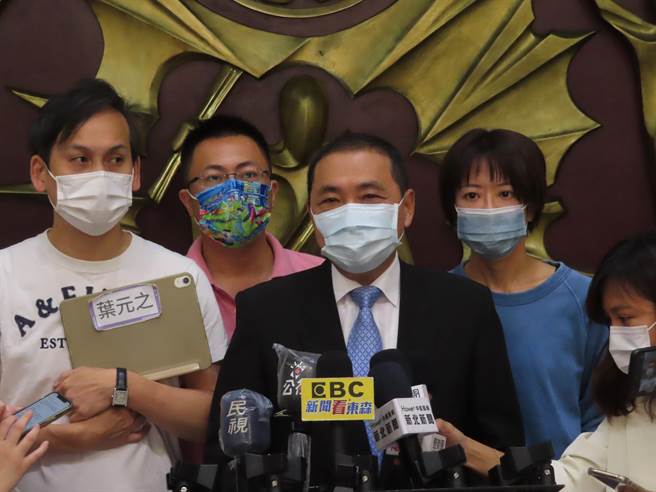 侯办指绿议员在议会为林佳龙辅选 侯友宜：跟议员一起拚市政到最后。（叶德正摄）