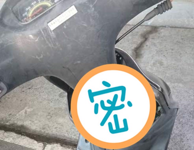 有网友发现一名机车车主的置物篮跟别人不一样。(翻摄自爆废公社二馆FB)