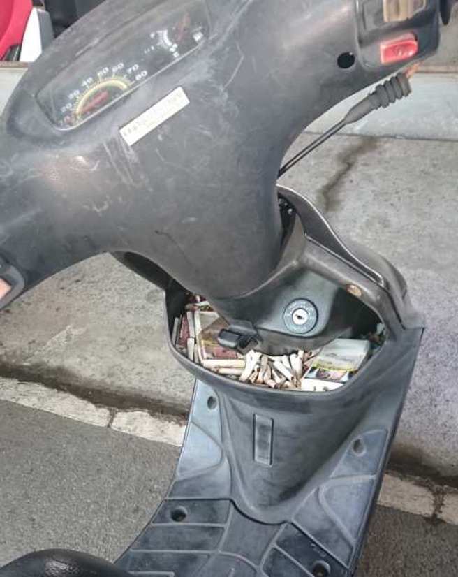 有网友发现一台机车的置物篮都是菸屁股。(翻摄自爆废公社二馆)★中时新闻网关心您：吸菸有害健康！ 
