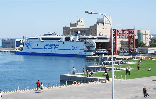 台中港务分公司举办111年度「中港风情‧彩绘写真」徵画比赛，欢迎有兴趣的小朋友赶快拿起画笔一同来彩绘台中港。（陈世宗摄）