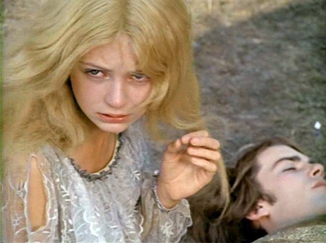 俄版女主薇卡諾維科娃一頭金髮與白膚，美貌令人讚嘆。(圖/微博)