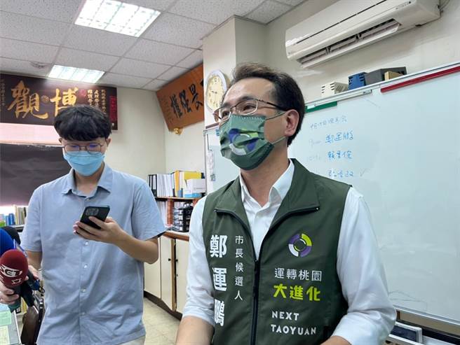 民進黨桃園市長參選人鄭運鵬15日至桃園市產業總工會理事會拜訪，批評國民黨桃園市長參選人張善政涉抄襲卻遲不說明，「別拿保密條款當救生索！」。（陳夢茹攝）