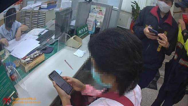 蕭姓女子在FB認識男網友，至金融機構欲匯款險失金。（警方提供）