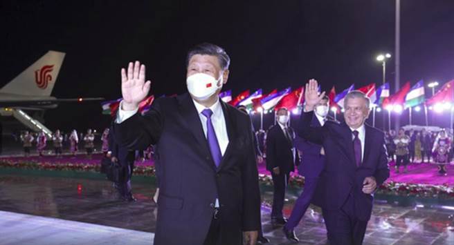 中国国家主席习近平抵达乌兹别克古城撒马尔罕。（新华社）