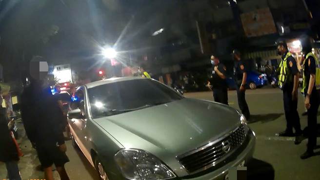 簡姓少女撂5名友人助陣，前往林姓少年住家談判債務糾紛，民眾見狀報警，警方啟動快打部隊前往處置，逮捕雙方共10人。（翻攝照片／崔正綱高雄傳真）