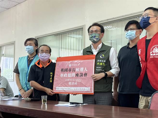 桃園市長選戰「四腳督」戰況激烈，今天所有參選人不約而同至桃園市產業總工會理事會拜訪，民進黨桃園市長參選人鄭運鵬表示，拜訪工會、提政見才是正面的選舉。（陳夢茹攝）