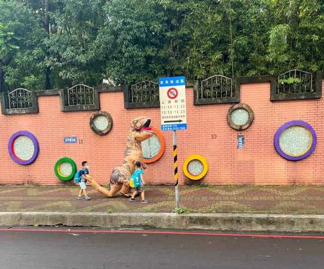 路上惊见真「恐龙家长」带着2个小孩上学，逗趣照片引发网友大笑。(翻摄脸书路上观察学院)