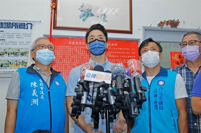 蒋万安今拜会北市议员陈义洲，会后接受媒体联访。（蒋万安办公室提供／杨亚璇台北传真）