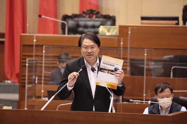 基隆市长林右昌14日为任内最后一次赴议会进行施政报告。(取自林右昌脸书)