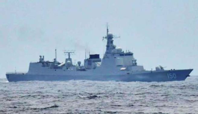 中方海军052C型导弹驱逐舰12日通过奄美大岛和横当岛中间水域。（日本防卫省统合幕僚监部）