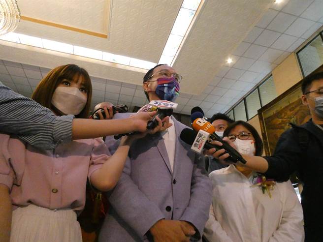 美国参议院外委会今天通过「台湾政策法」，要提升台美在外交、军事等多领域关系。国民党主席朱立伦上午受访表示，感谢美国国会议员长期以来对中华民国、台湾的支持，尤其是展现出台美之间的友谊。（周志豪摄）