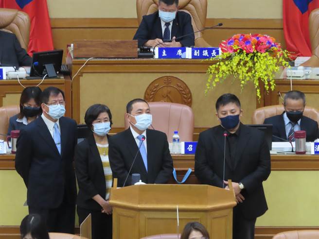 绿议员质疑国赔委员都是侯指派 侯重申尊重国赔委员决议。（叶德正摄）