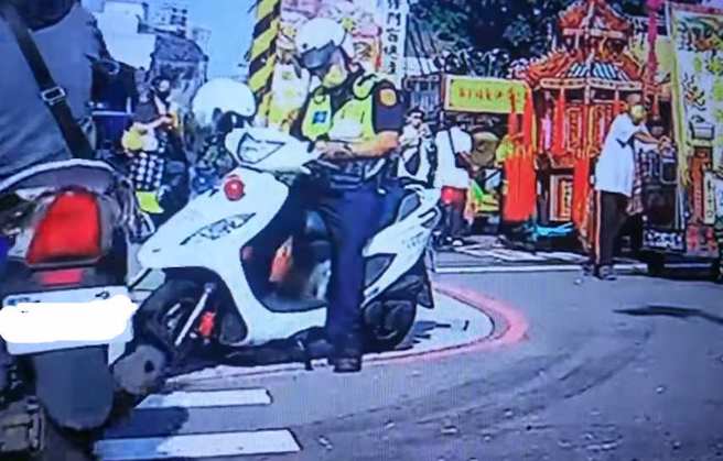 一名警察低頭處理公務，準備離開。(翻攝自爆怨公社)