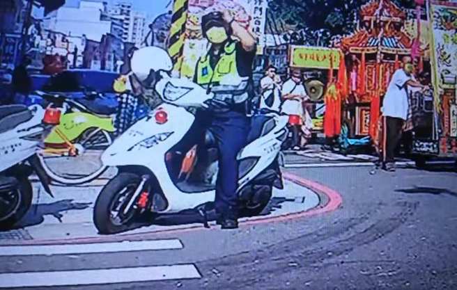 警察把安全帽放回去，尷尬地摸摸頭「啊，頭上已經有一頂了」。(翻攝自爆怨公社)