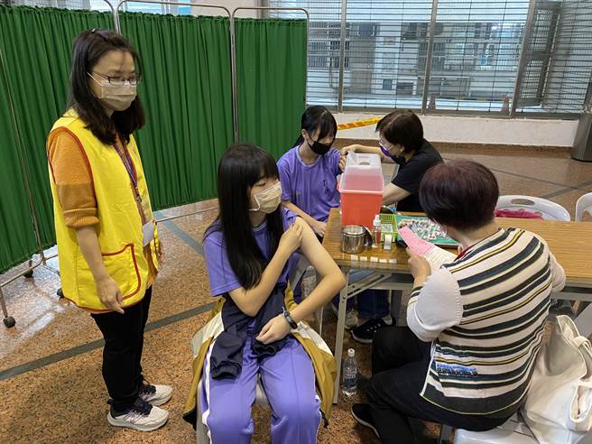 今起至10月14日，新北市衛生局進駐新北市100所國中提供免費9價HPV疫苗接種服務。（新北市衛生局提供）