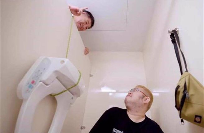 陈时中日前因公厕政见影片「偷窥」画面挨轰，遭网友二次创作迷因哏图疯传。（取自陈时中宣传片）