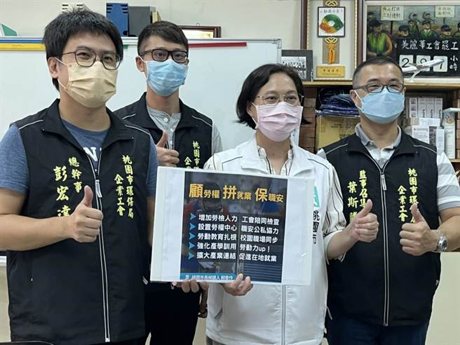 民眾党桃园市长参选人赖香伶今至桃园市产业总工会拜访，奉劝国民党桃园市长参选人张善政儘速出面说明，另也点出国民党内部忧心忡忡。（陈梦茹摄）