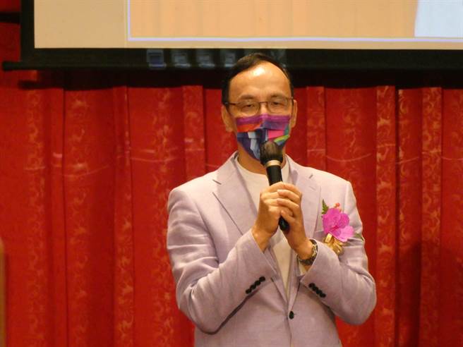 民進黨新北市長參選人林佳龍昨天稱與對手、國民黨籍新北市長侯友宜民調已經拉近，只要侯支持度再掉3個百分點，林就能當選。國民黨主席朱立倫上午揶揄，民進黨不曉得是在夢中相見，還是自己發明出來的，最後投出來的結果就知道。（周志豪攝）