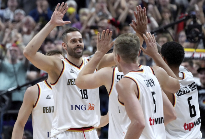 德国男篮队庆祝击败希腊。（美联社）