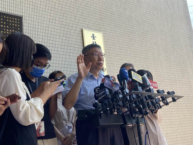 台北市长柯文哲今上午出席台北市全民国防教育训练中心揭牌活动，会前受访。（陈薏云摄