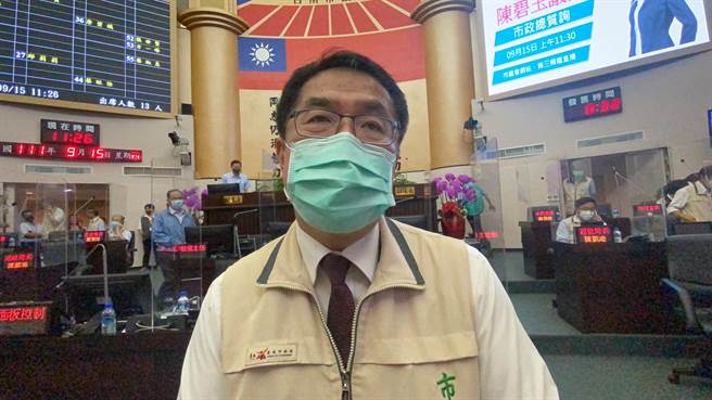 台南市长黄伟哲送暖陈时中，批蓝营老调重弹猛攻疫苗议题，是在做人格毁灭战。(曹婷婷摄)