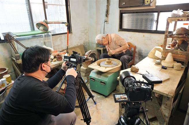 关注三莺文创发展内涵的北大师生，为三莺在地陶艺师们留下珍贵且深具意义的影像纪录，图为访谈国宝级制壶大师曾财万。（莺歌陶瓷博物馆提供）