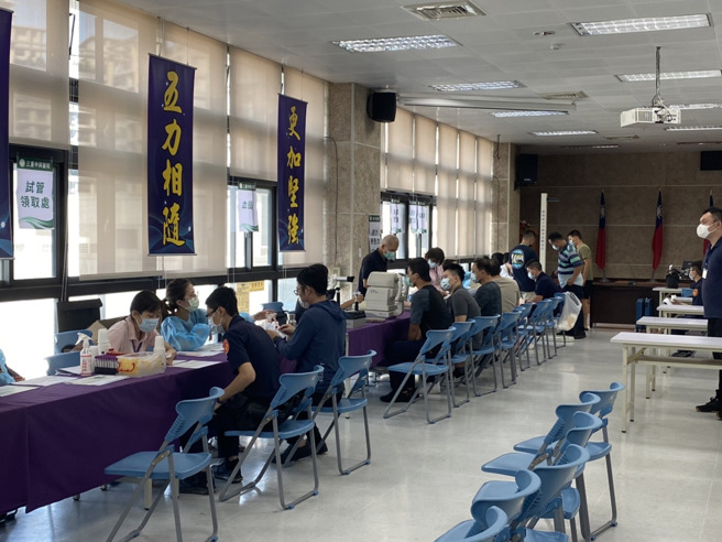 林口警體恤同仁貼心排健檢  ，波麗士大讚「揪感心」。(林口分局提供)