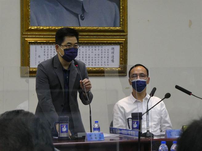 違紀參選苗栗縣長的苗栗縣議會議長鍾東錦，昨遭國民黨開除黨籍後，今提告國民黨捍衛黨籍，並告黨秘書長黃健庭意圖使人不當選。黃回應，黨對縣市長提名與對違紀參選黨員考紀處分，皆依黨內既有相關規定辦理，程序完備，不容質疑。（周志豪攝）