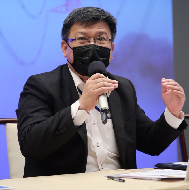 台电代理董事长曾文生（中）15日召开记者会，公布强化电网韧性建设计画，将以10年投入5645亿元，以「力求分散、持续强固、加强防卫」3大主轴、10大面向，全面提升全国电网面对突发事故的因应能力，以及为2050净零转型目标做好准备。（黄世麒摄）