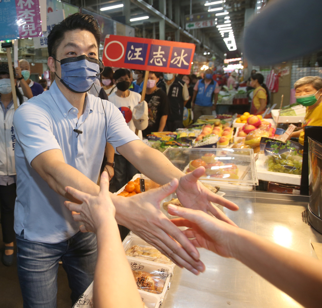 国民党台北市长参选人蒋万安（左）。（资料照,陈君玮摄）