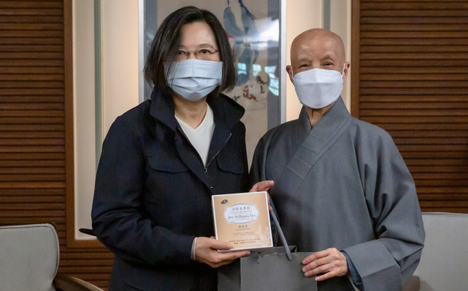 慈济证严法师（右）与总统蔡英文（左）。（资料照／总统府提供）