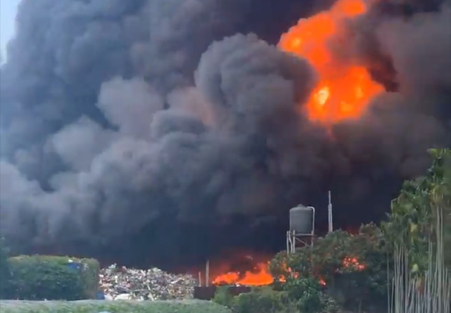 屏东垃圾堆置场恐怖大火，超大黑色烟龙直窜高空，屏东高雄全可见。(爆料公社提供)
