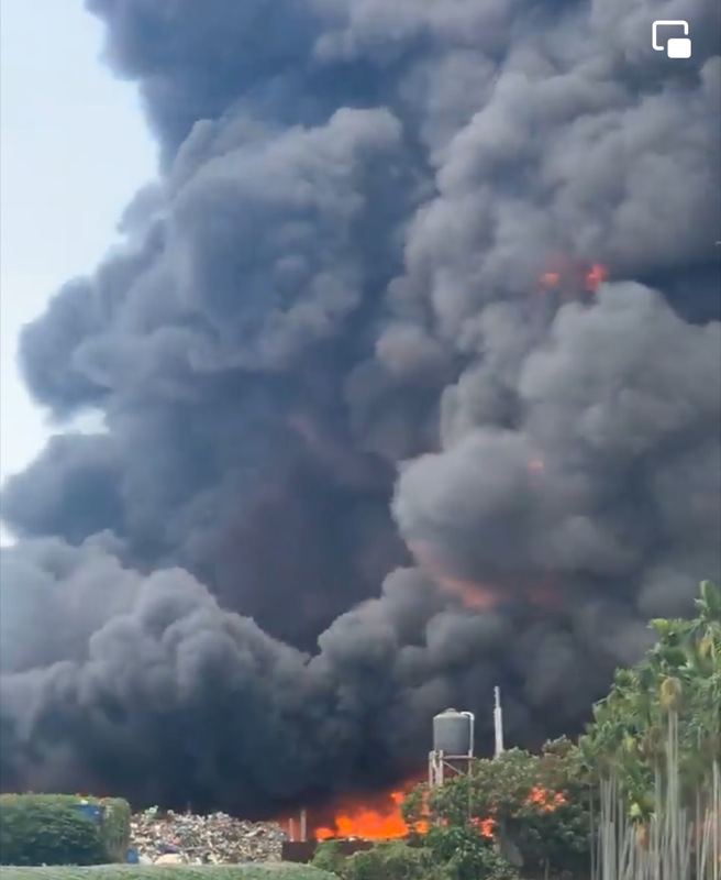 屏东垃圾堆置场恐怖大火，超大黑色烟龙直窜高空，屏东高雄全可见。(爆料公社提供)