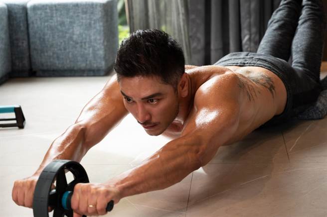 罗平身体抹油秀线条，肌情照流出。（中视提供）