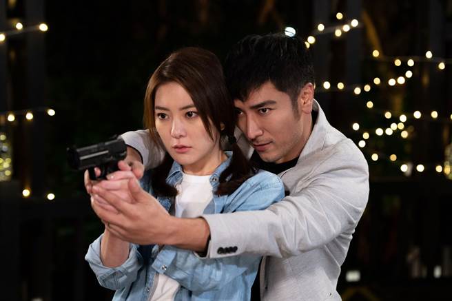 罗平教杨雅筑枪法。（中视提供）