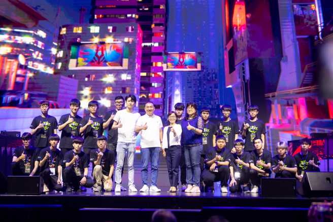 新北市市长侯友宜（中）。（图／取自侯友宜脸书）